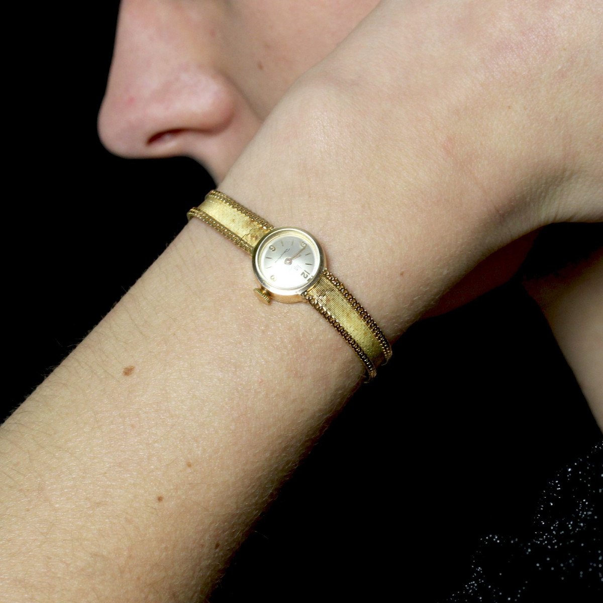 Lady's Yellow Gold Lip Watch-photo-2