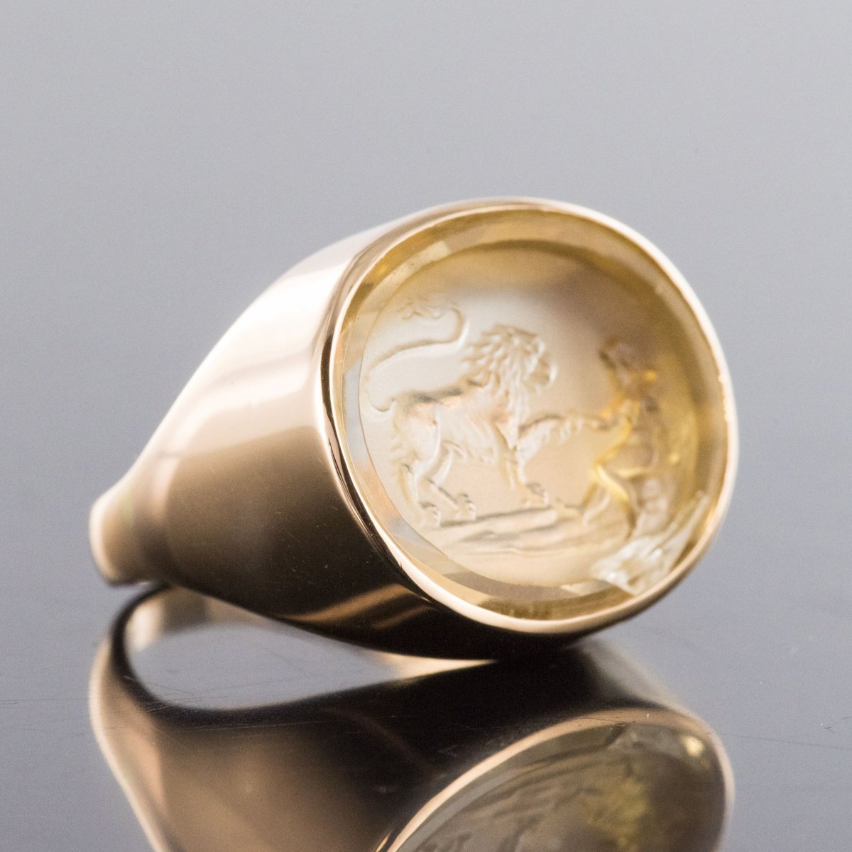 Cameo Gold Ring On Quartz-photo-1