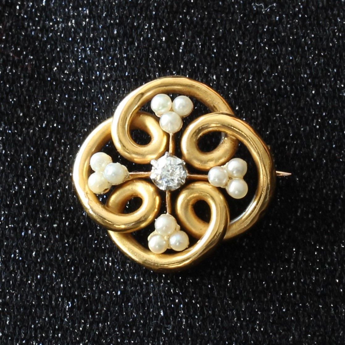 Gold Brooch With Fine Pearls And Diamonds-photo-5