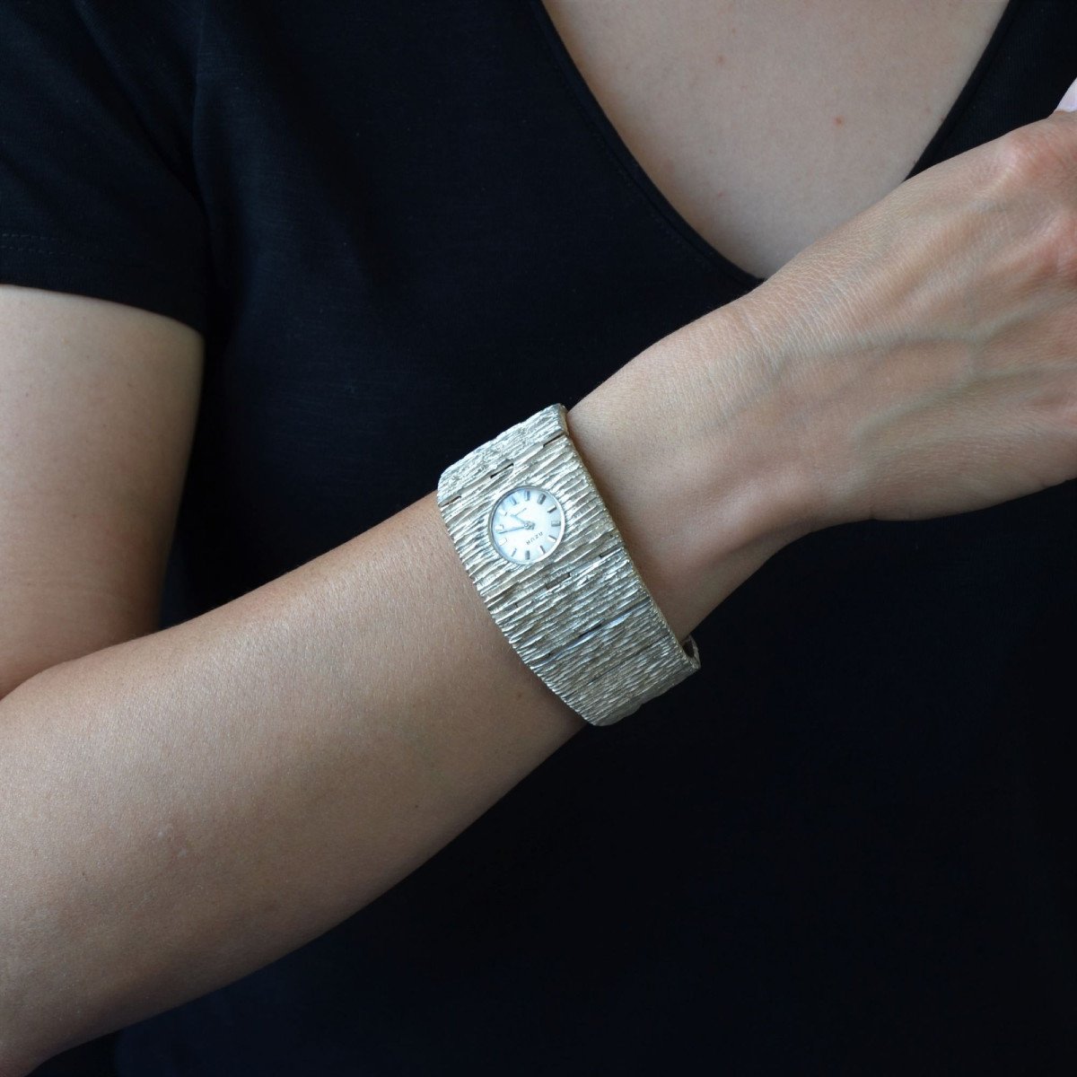 Vintage Textured Silver Watch-photo-2