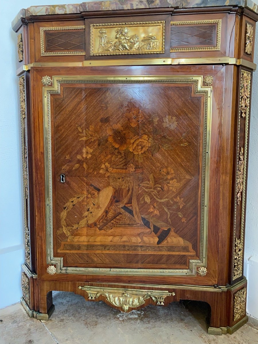 18 Th Century Corner Cabinet In Marqueterie Of Flowers Et Musical Instruments -photo-1