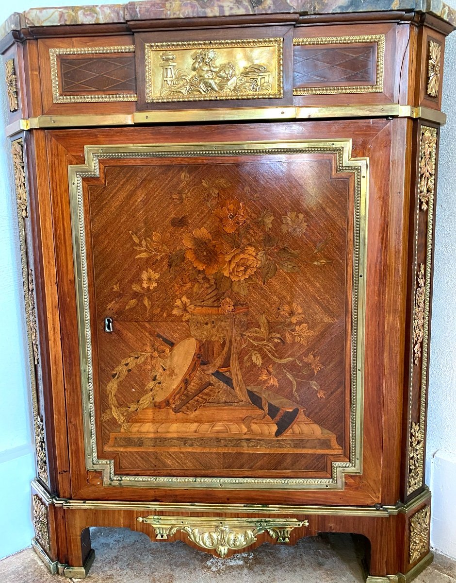 18 Th Century Corner Cabinet In Marqueterie Of Flowers Et Musical Instruments 