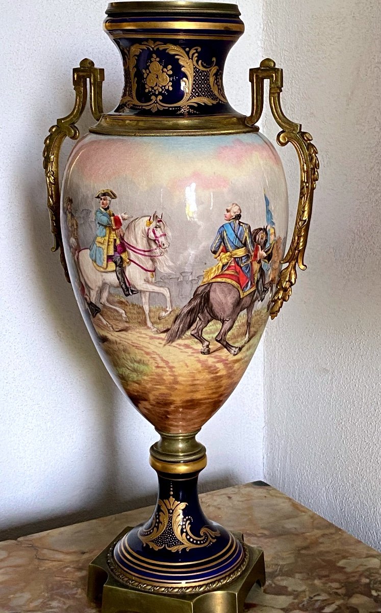 Vase En Porcelaine   XIX ème  à  Décor  d  une  Campagne Militaire dans   le  goût  de Sevres  -photo-2