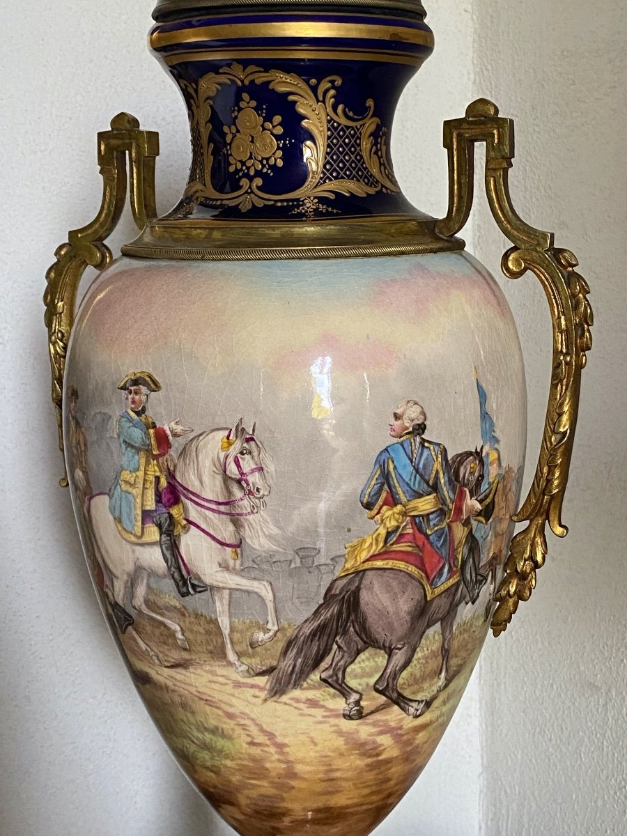 Vase En Porcelaine   XIX ème  à  Décor  d  une  Campagne Militaire dans   le  goût  de Sevres  -photo-3