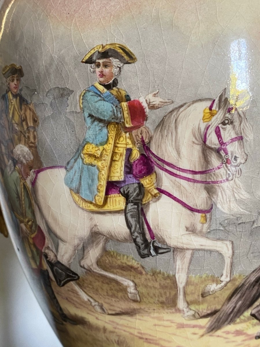 Vase En Porcelaine   XIX ème  à  Décor  d  une  Campagne Militaire dans   le  goût  de Sevres  -photo-2