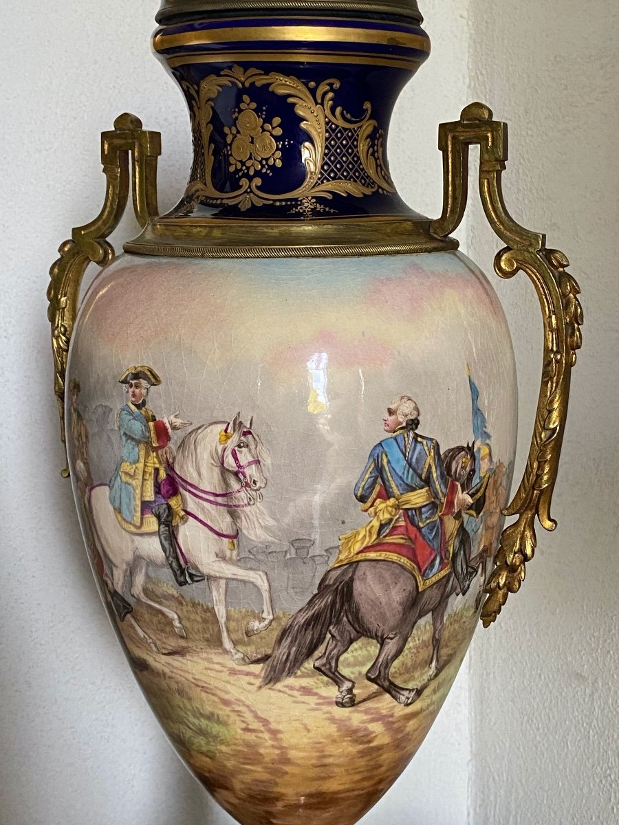 Vase En Porcelaine   XIX ème  à  Décor  d  une  Campagne Militaire dans   le  goût  de Sevres  -photo-4