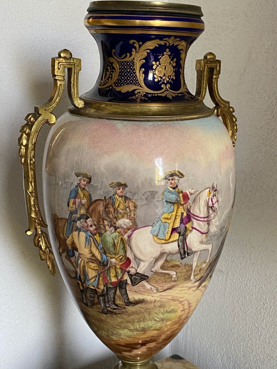 Vase En Porcelaine   XIX ème  à  Décor  d  une  Campagne Militaire dans   le  goût  de Sevres  -photo-5