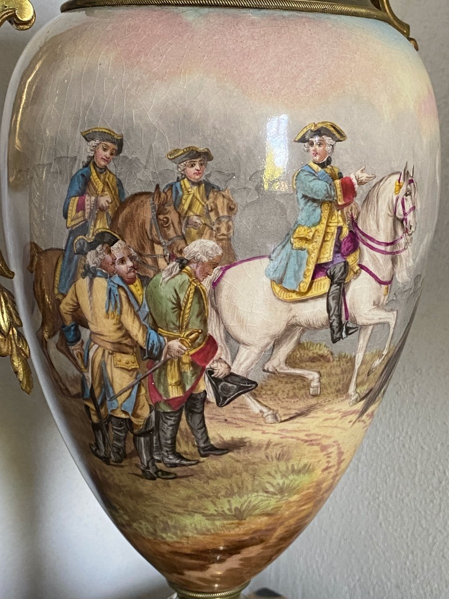 Vase En Porcelaine   XIX ème  à  Décor  d  une  Campagne Militaire dans   le  goût  de Sevres  -photo-6