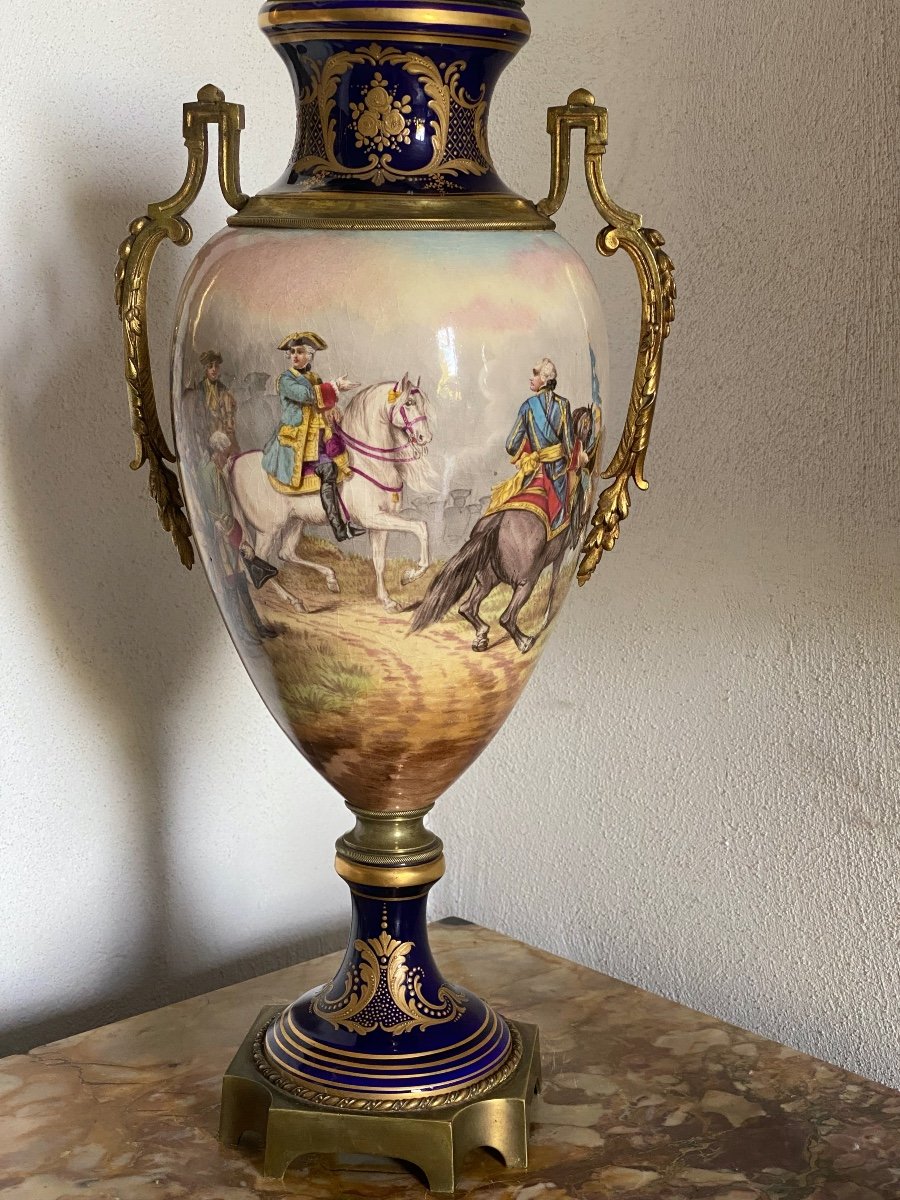 Vase En Porcelaine   XIX ème  à  Décor  d  une  Campagne Militaire dans   le  goût  de Sevres  