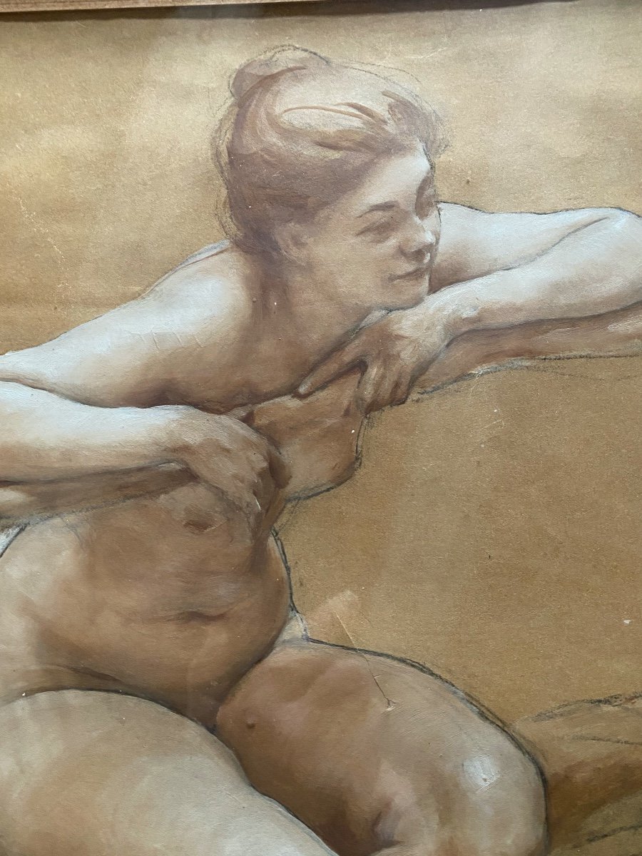 Dessin  Au Fusain  XIX è  De Jeune Femme Nue  S'appuyant Sur Une Branche  Au  Visage  Souriant 