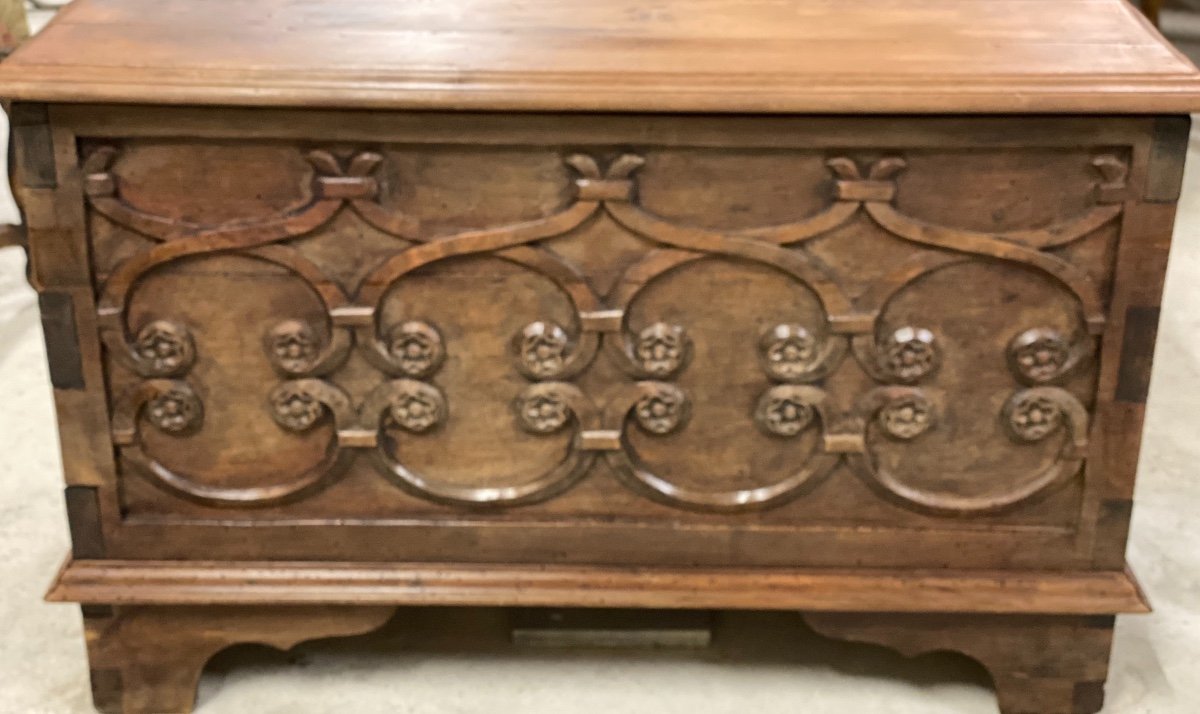 Small Renaissance Chest Carved With Foliage Intertwined With Flowers-photo-4