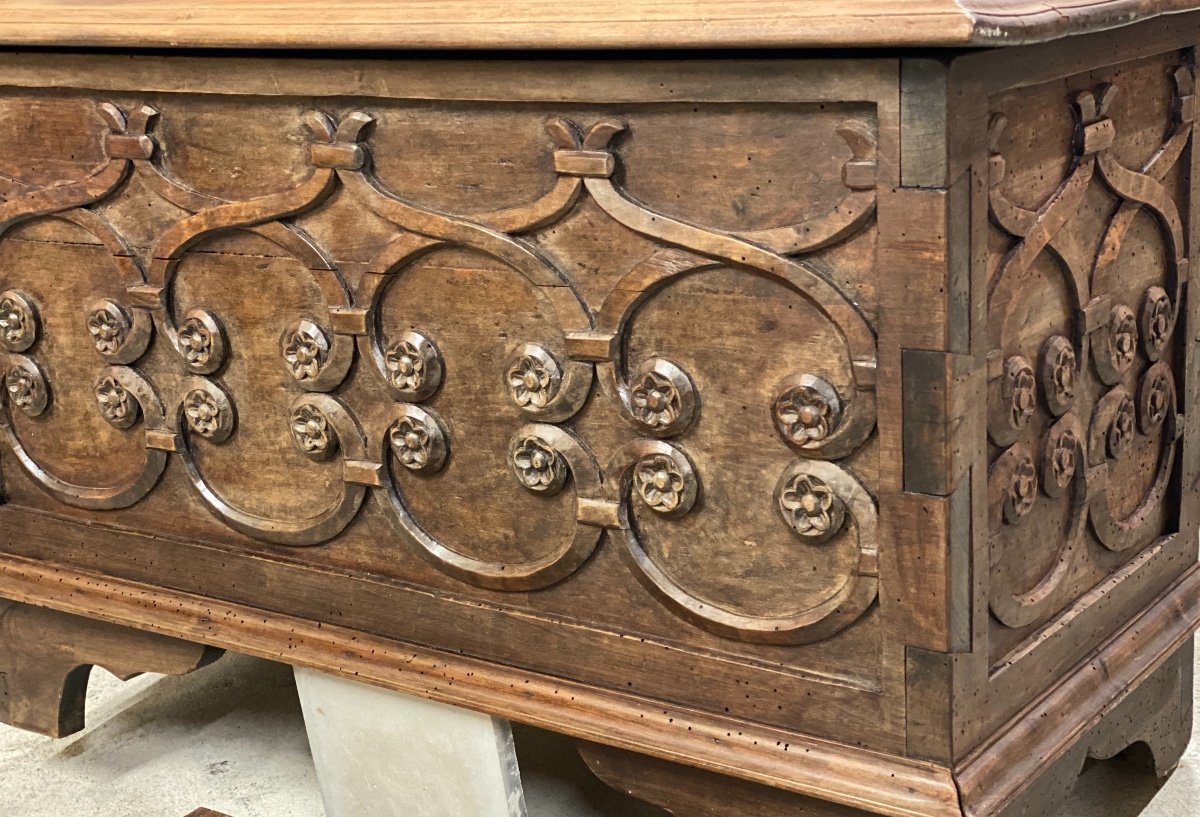 Small Renaissance Chest Carved With Foliage Intertwined With Flowers-photo-4