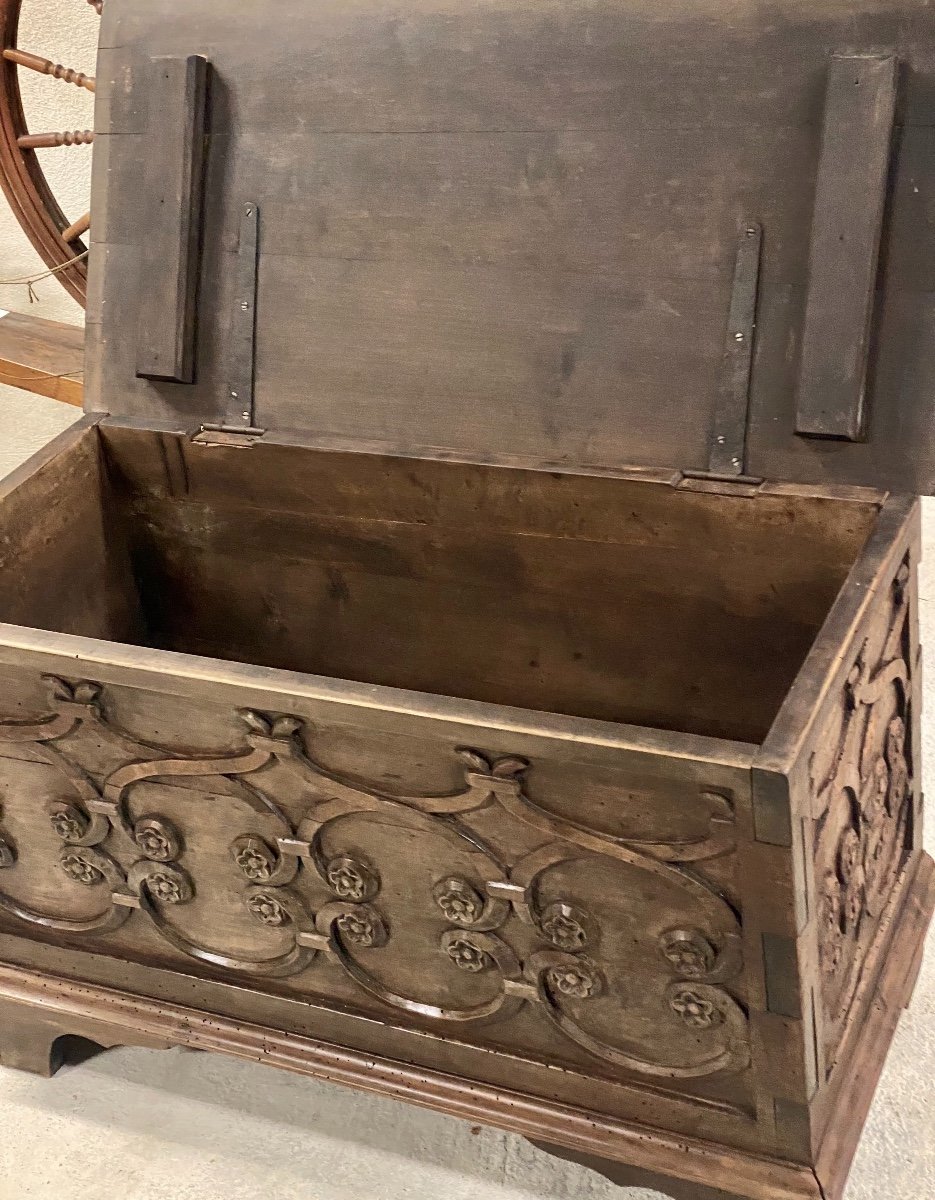 Small Renaissance Chest Carved With Foliage Intertwined With Flowers-photo-2