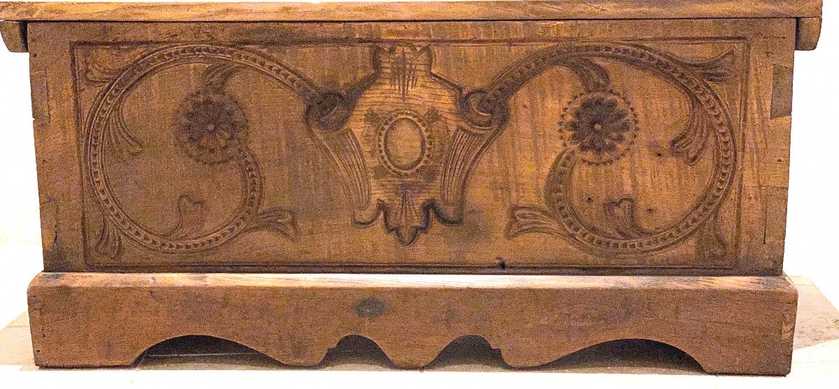 17th Century Bench Chest Of Chimney Sculpted In Solid Chestnut