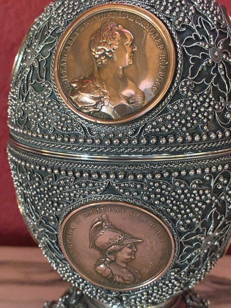 Oeuf Russe  De 8 Médaillons Des  Romanov  à Motifs  Champlevés En Metal Argenté  et  Vermeil-photo-5