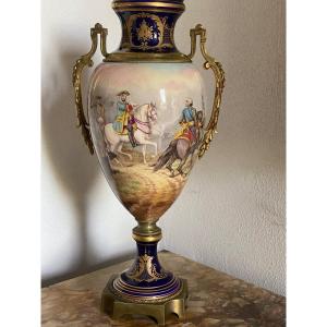 Vase En Porcelaine   XIX ème  à  Décor  d  une  Campagne Militaire dans   le  goût  de Sevres  