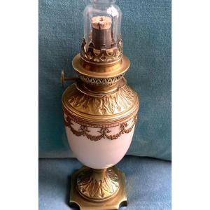 Vase  En Opaline Blanche   Epoque  Napoléon  3  à Décor  Floral  De Guirlandes  Monté En Lampe 