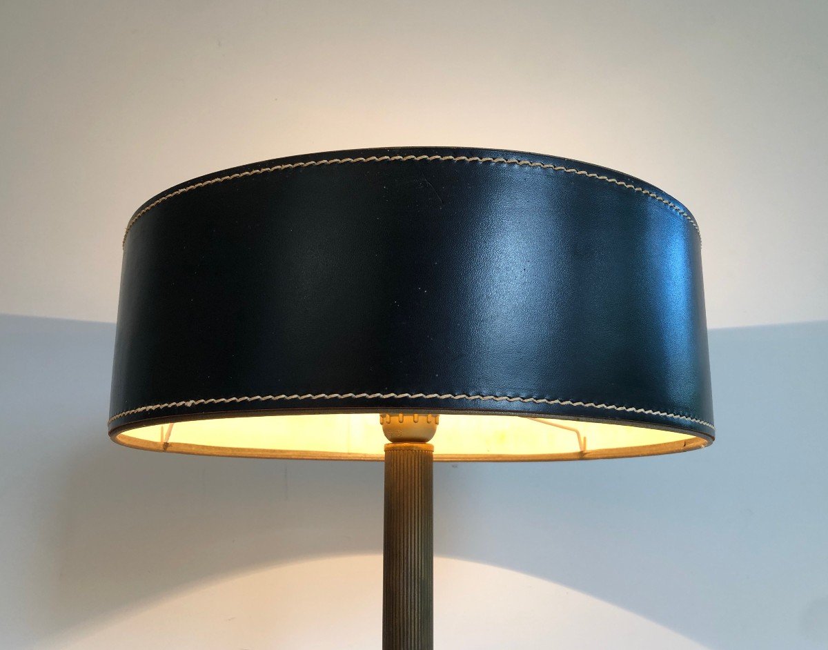 Lampe de Bureau en cuir noir et laiton. Travail Français dans le Goût de Jacques Adnet. Vers 1970-photo-4