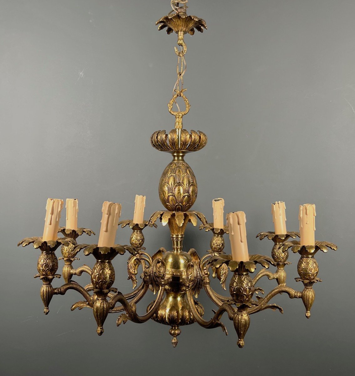 Lustre Ananas En Bronze à 8 Bras De Lumière. Travail Français Dans Le Goût De La Maison Charles