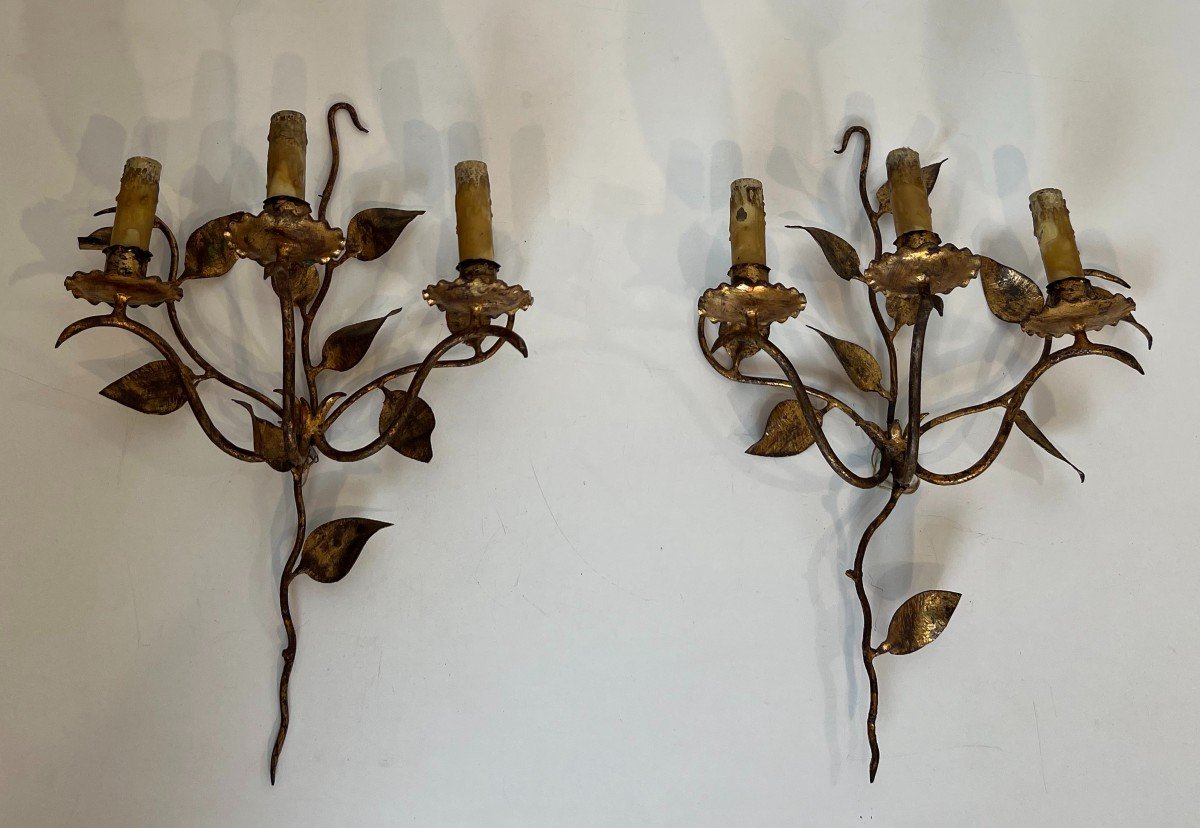 Paire d'Appliques En Métal Doré à 3 Bras De Lumière Et à Décors De Feuilles. Travail Français. -photo-2