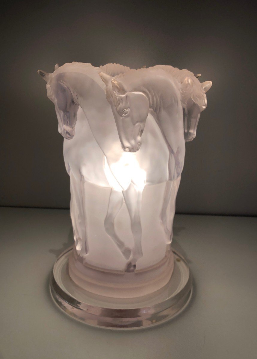 Lampe à Décors De Chevaux En Plexiglass. Travail Français Dans Le Goût De La Maison Lalique-photo-4