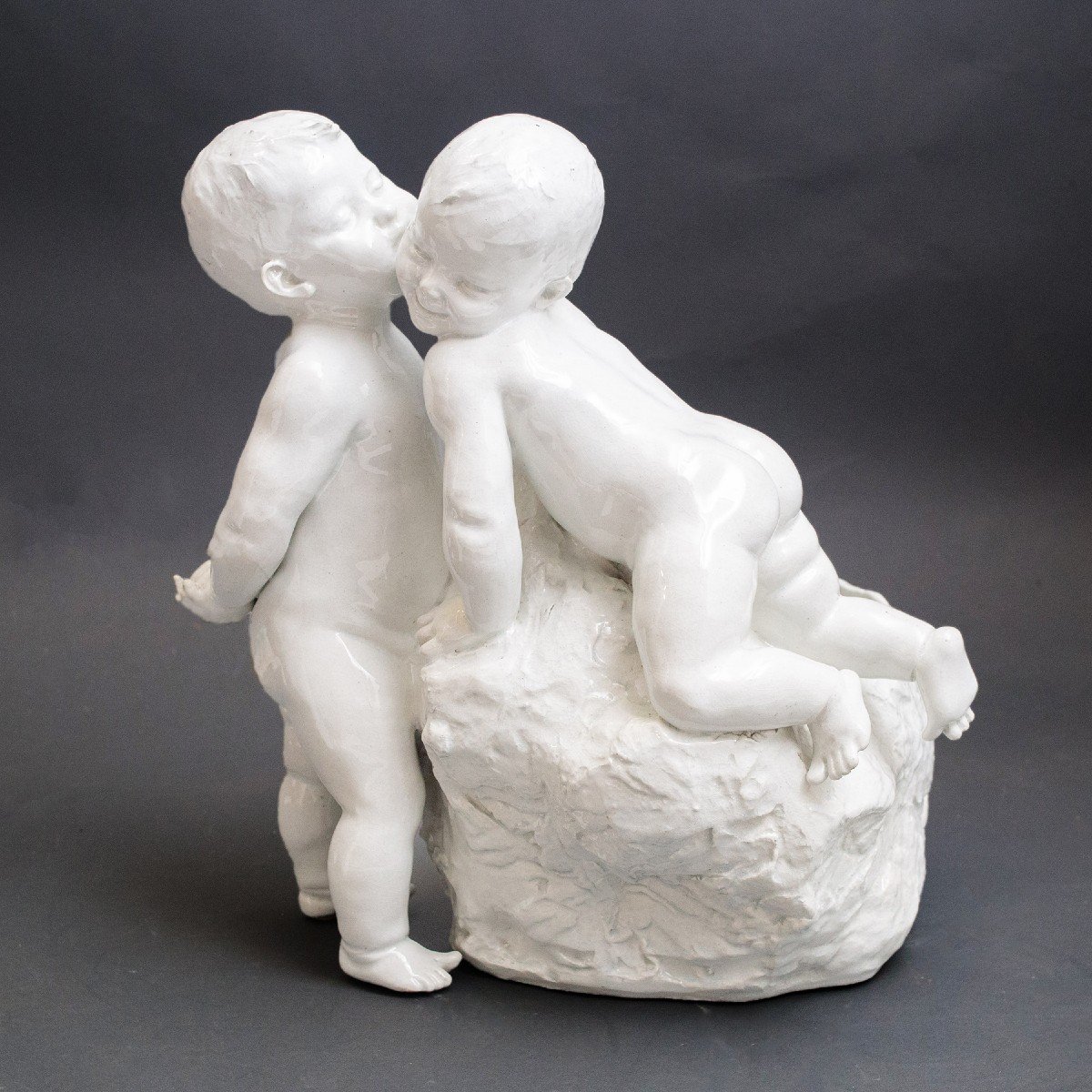 Sculpture en céramique émaillée blanche "Les enfants", début des années 1900