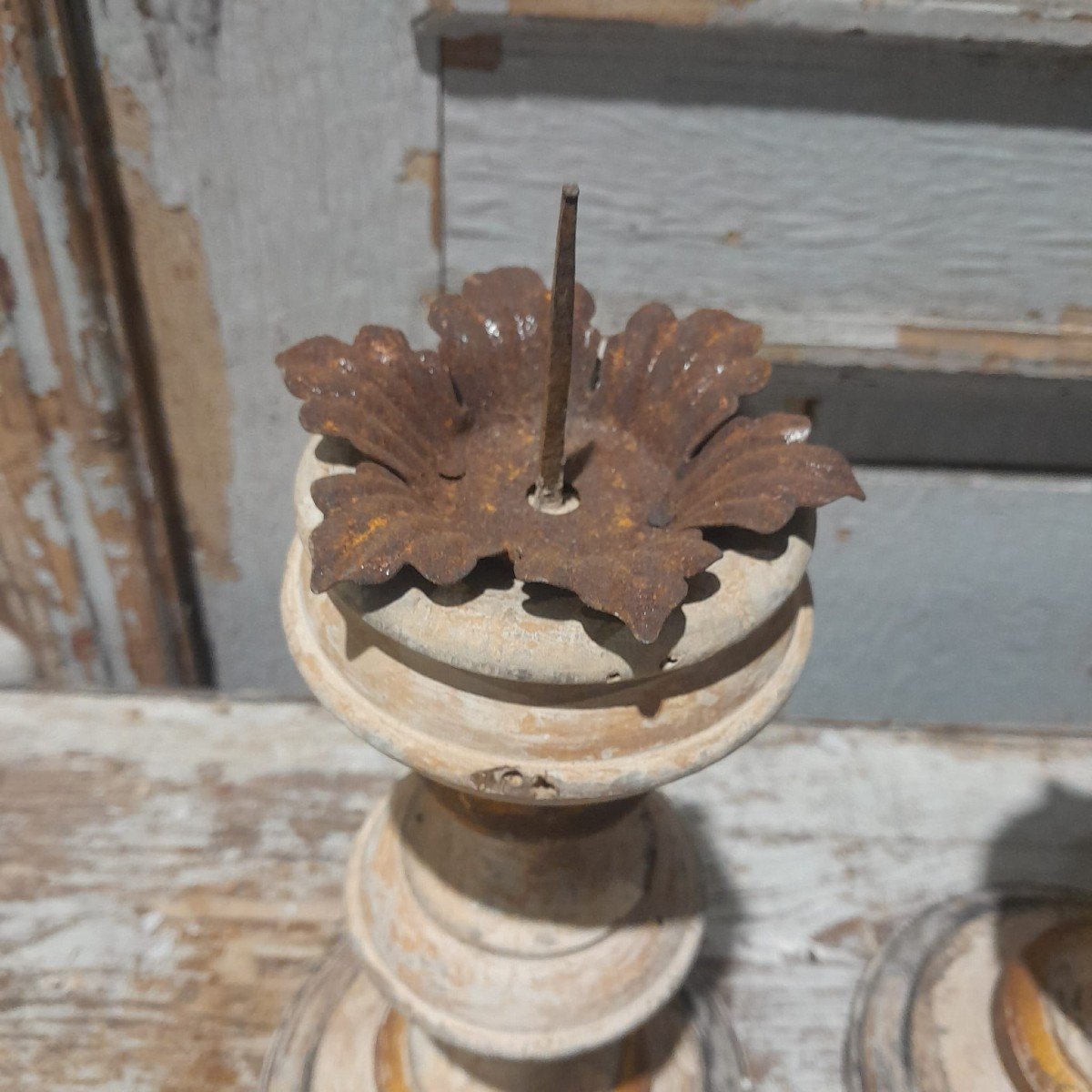 Paire de pique-cierges en bois tourné doré et polychrome, XVIIIe, Toscane-photo-2