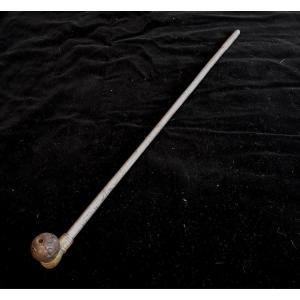 Fine Pipe Au Poing De Femme, Pour l'Opium, Ciselée, Fin XIXème, Métal Et Bambou