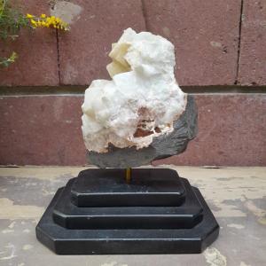 Calcite Sur Socle En Marbre Noir