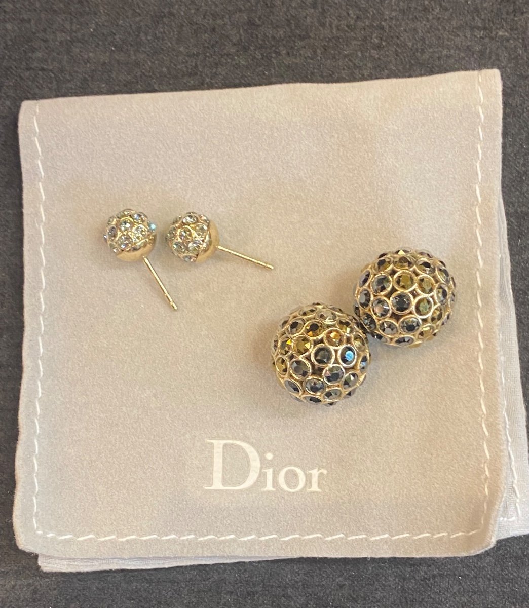 Une Paire De Boucles D’oreilles Dior -photo-2