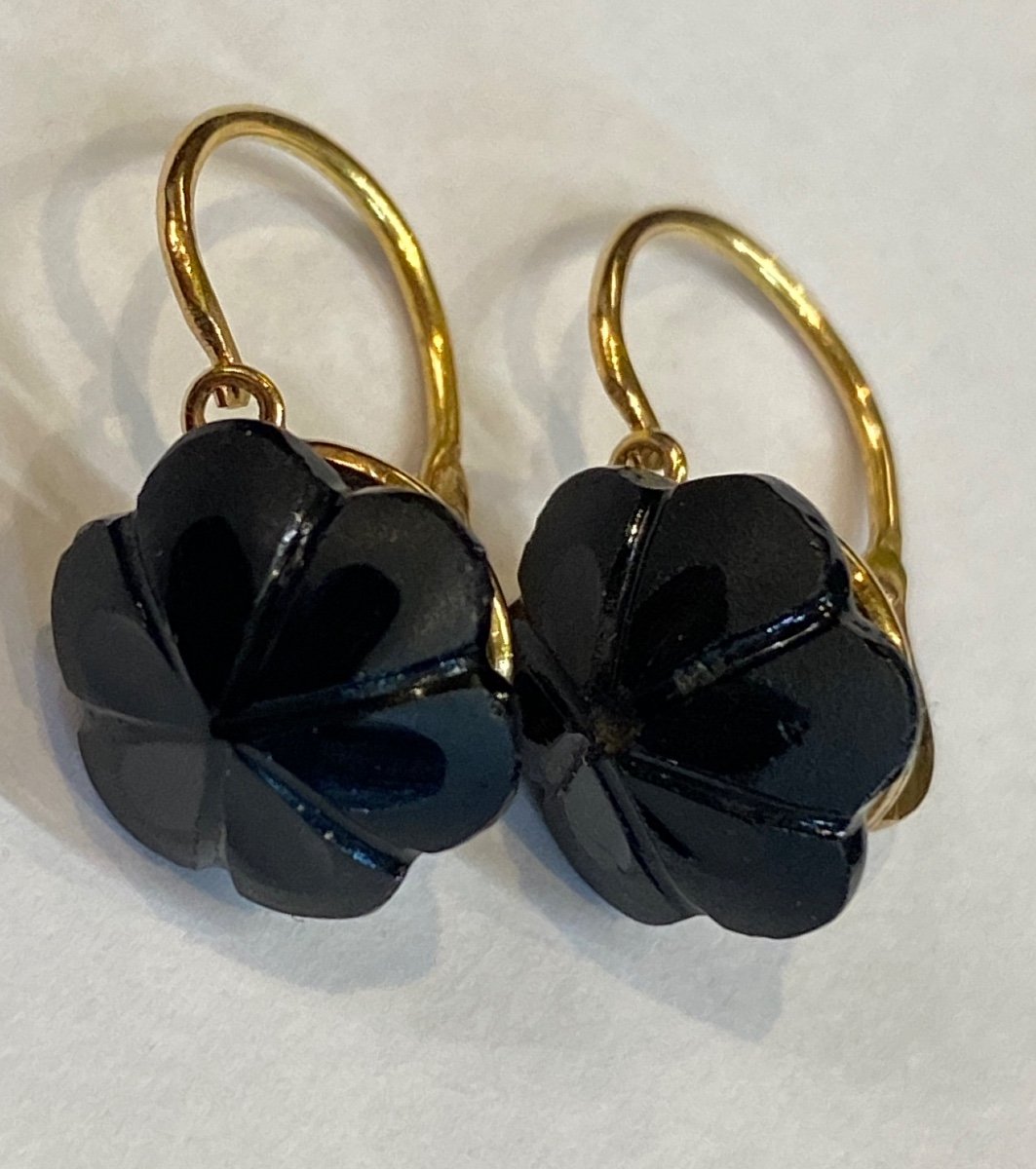 Une Paire De Boucles D’oreilles Jaïe