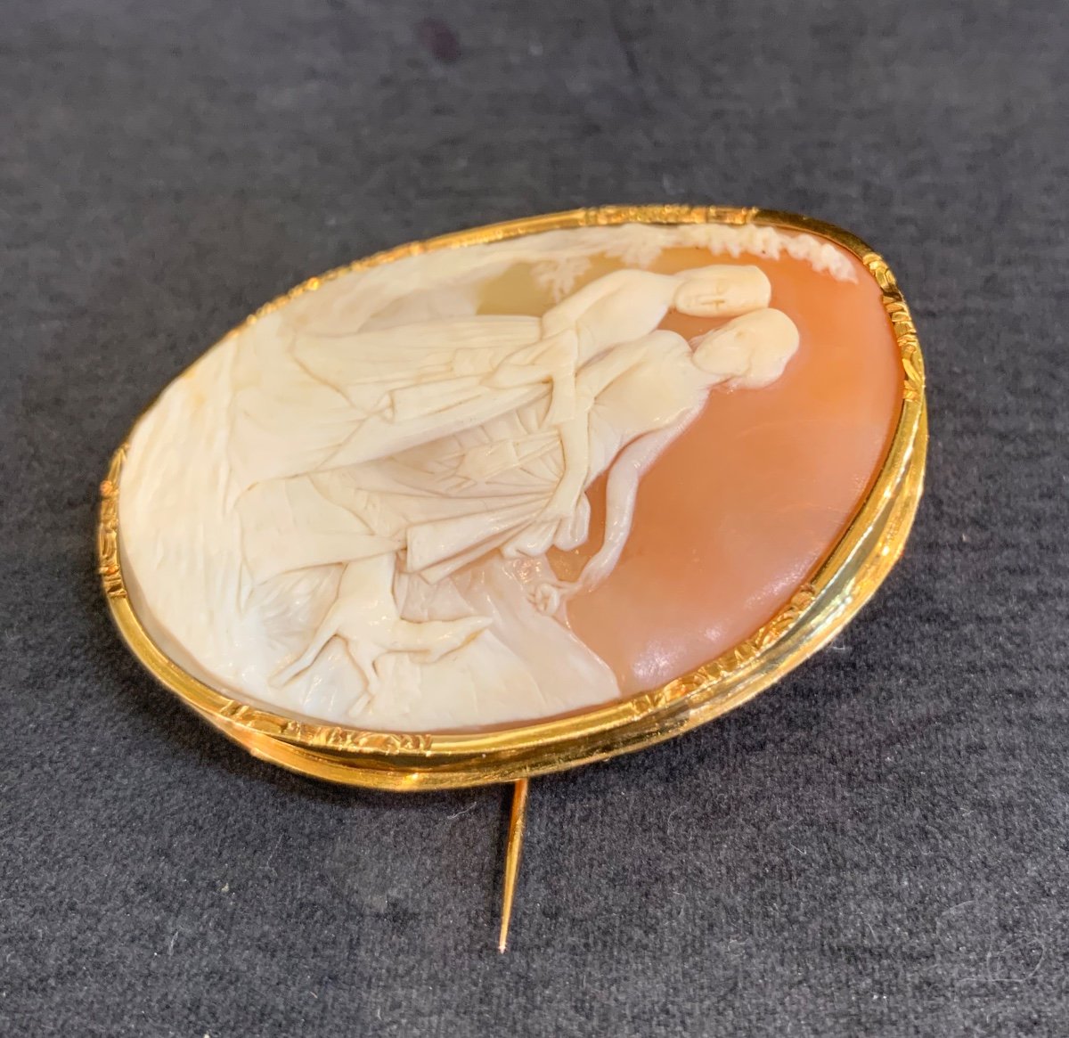 Important Cameo Brooch-photo-4