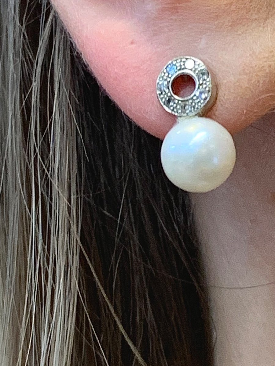 Une Paire De Boucles D’oreille Perles  Et Diamants