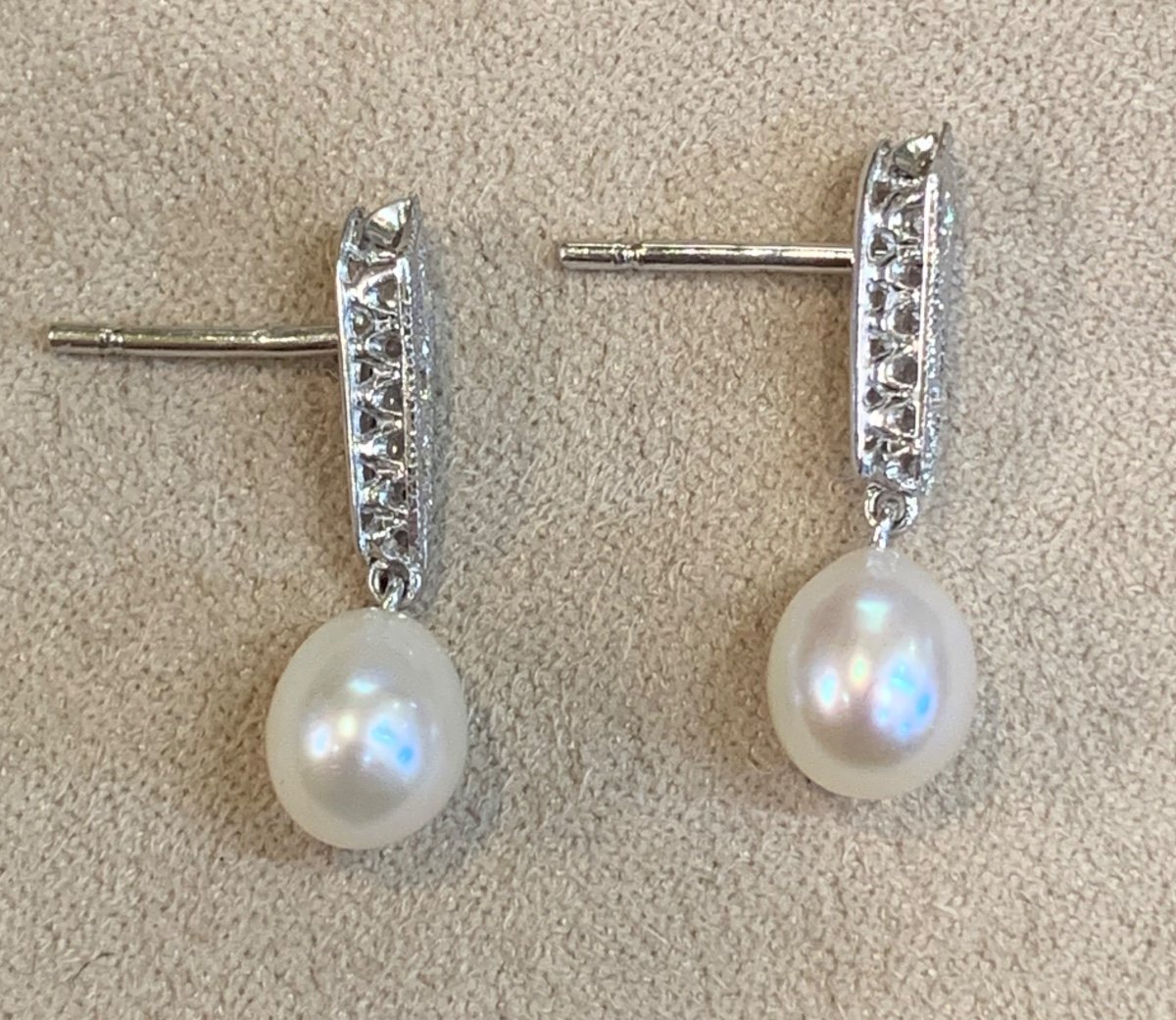 A Pair Of Pearl Dangle Earrings-photo-2