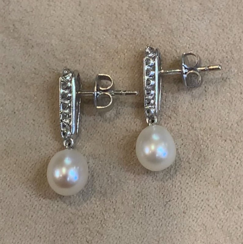 A Pair Of Pearl Dangle Earrings-photo-1