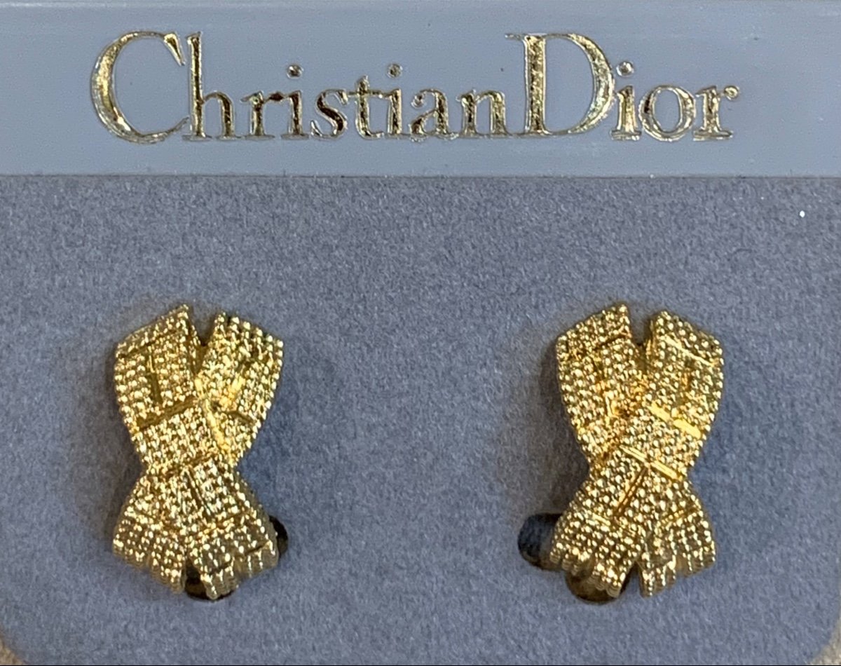 A Pair Of Dior Earrings-photo-4