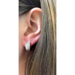 Une Paire De Boucles D’oreilles Diamants