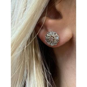 Une Paire De  Boucles D’oreilles Roses De Diamants