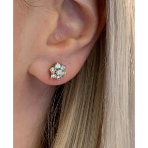 Une Paire De Boucles D’oreilles Fleurs Diamants