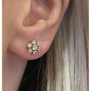 Une Paire De Boucles D’oreilles Fleurs Diamants