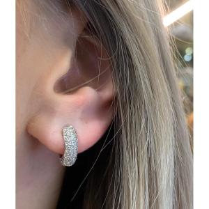 Une Paire De Boucles D’oreilles Diamants