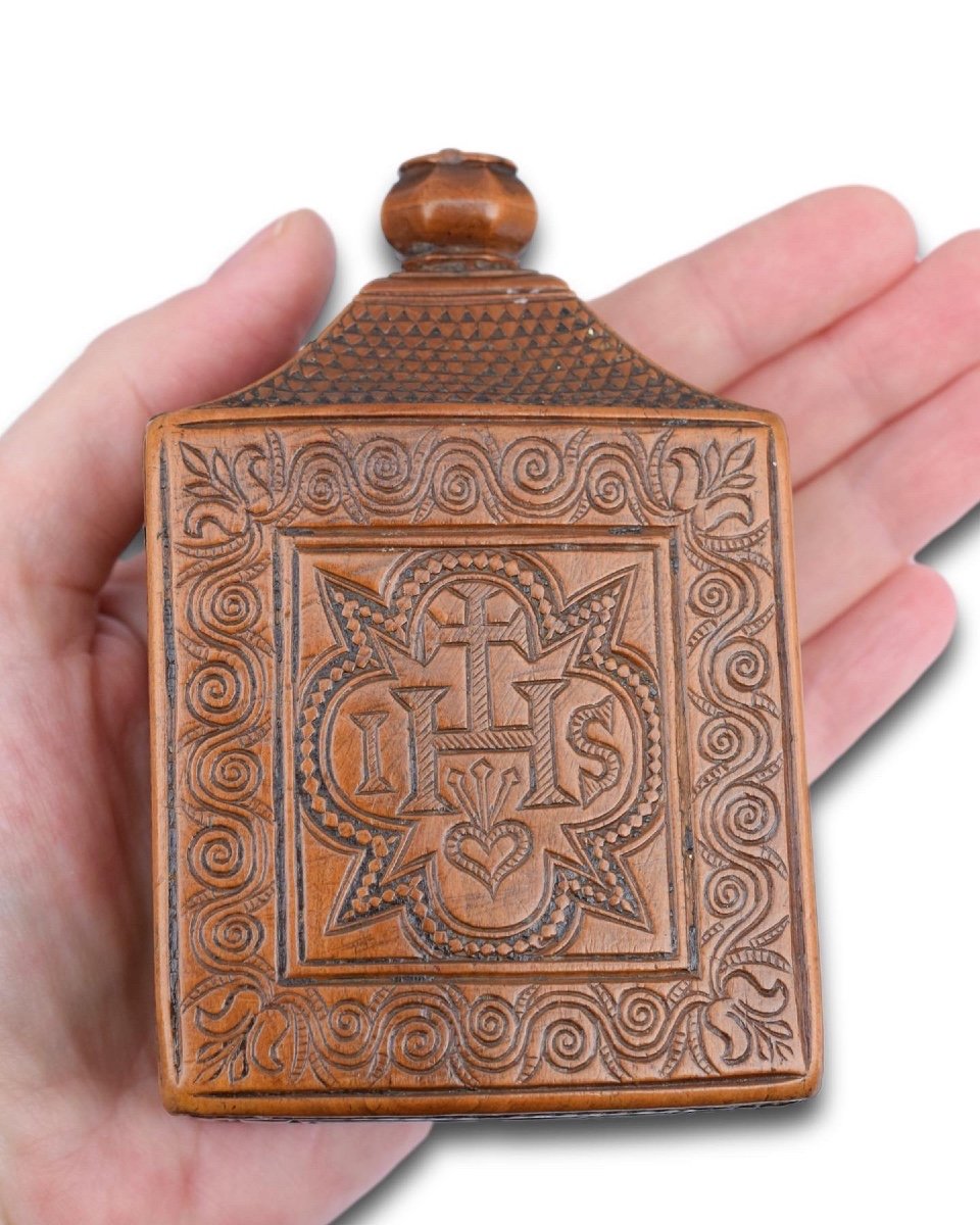 Engraved And Chip Carved Boxwood Flask And Box. French, Dated 1723.-photo-1