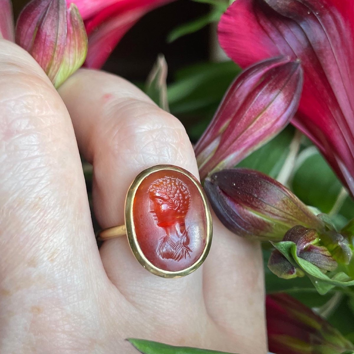 Bague En Or Sertie d'Une Ancienne Intaille En Cornaline d'Un Buste Masculin. -photo-2