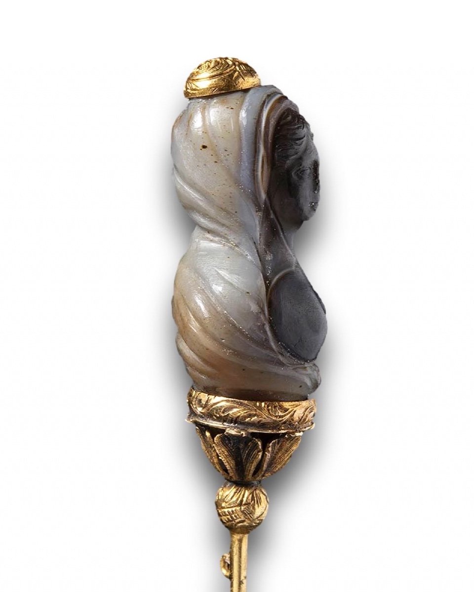 Gold Stick Pin With An Agate Sculpture Of A Female Bust. Italian, 17th Century.-photo-3