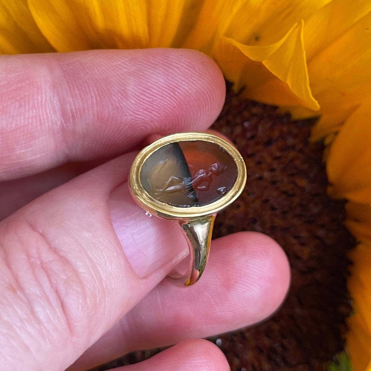 Gold Ring With An Ancient Intaglio Of A Fisherman. Roman, 1st - 2nd Century Ad.-photo-2