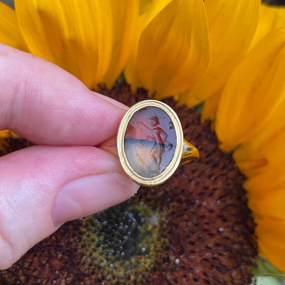 Gold Ring With An Ancient Intaglio Of A Fisherman. Roman, 1st - 2nd Century Ad.-photo-6