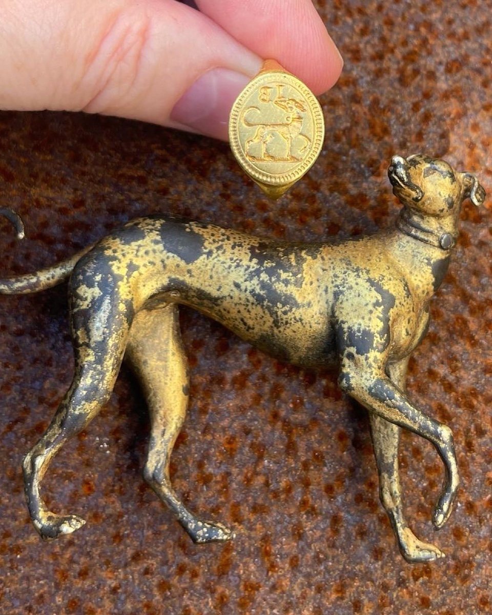 Gold Signet Ring Engraved With A Faithful Hound. English, Late 16th Century.-photo-1