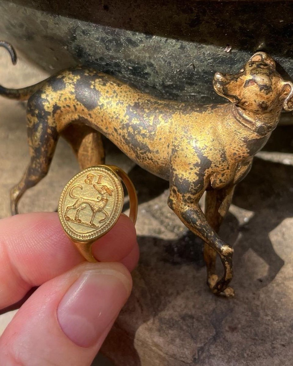 Gold Signet Ring Engraved With A Faithful Hound. English, Late 16th Century.-photo-2