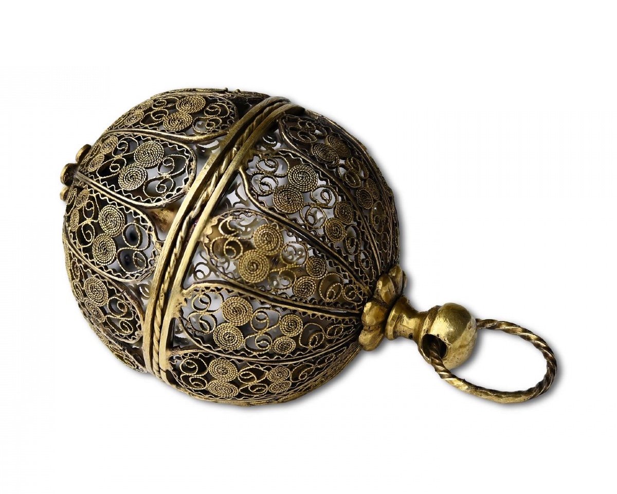 Large Filigree Silver Gilt Ball Form Pomander. Spanish, Circa 1700.-photo-3