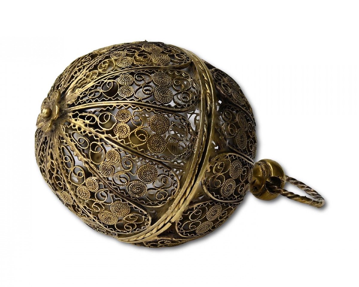 Large Filigree Silver Gilt Ball Form Pomander. Spanish, Circa 1700.-photo-4